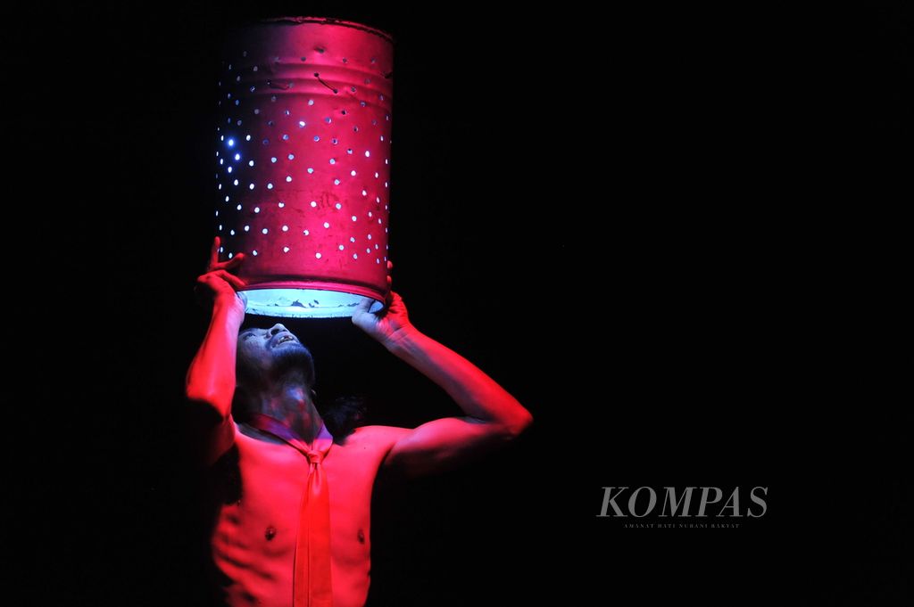Pementasan berjudul <i>Menunggu Sesuatu Godot yang Telah Pergi</i> oleh Teater Kami di Bentara Budaya, Jakarta, Senin (20/10/2014). Ini salah satu karya seni yang berisi gagasan absurdisme. 
