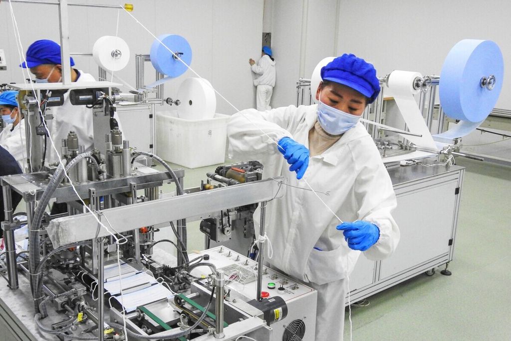Pekerja membuat masker untuk mencegah penyebaran Covid-19 di salah satu pabrik di Lianyungang, Provinsi Jiangsu, China, 26 Maret 2020.