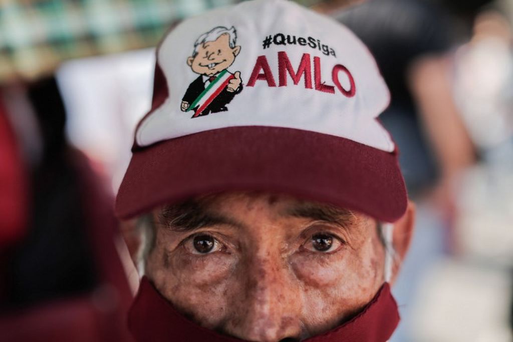 Seorang pendukung Presiden Meksiko Andres Manuel Lopez Obrador menunggu pidato Presiden di Alun-alun Zocalo untuk memperingati tahun keempat Obrador menjabat di Mexico City, Minggu (27/11/2022).