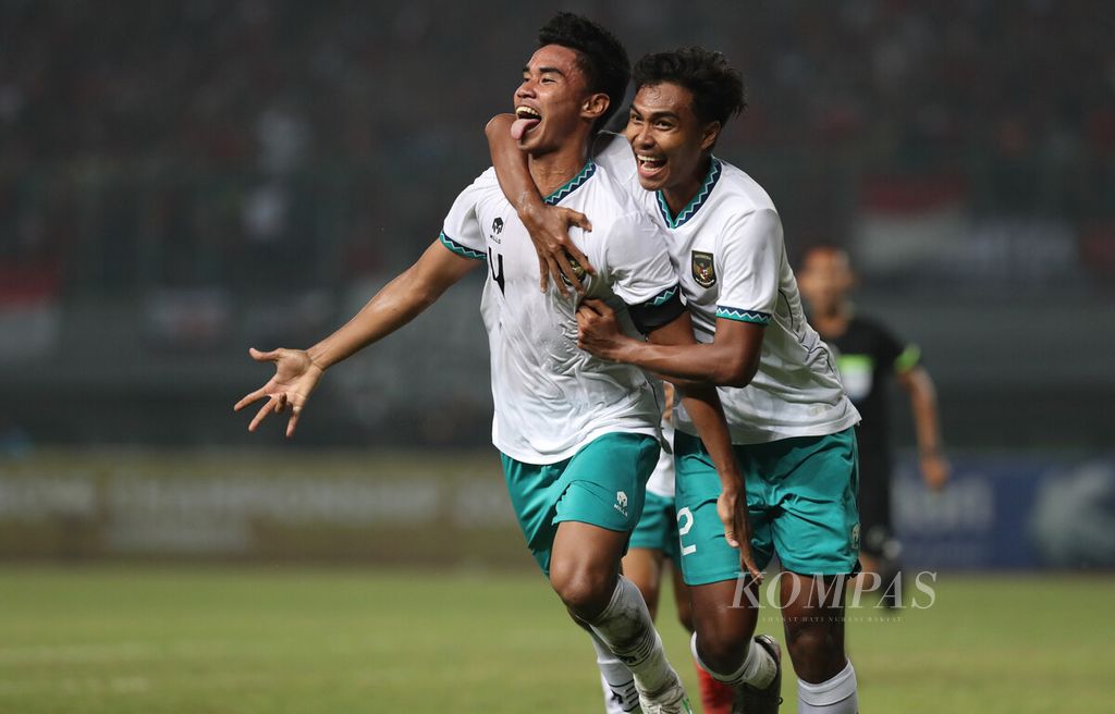 Pemain tim nasional U-19, Muhammad Ferrari (kiri), merayakan golnya ke gawang Tim Nasional Myanmar di Stadion Patriot Chandrabhaga, Bekasi, Jawa Barat, Minggu (10/7/2022). 