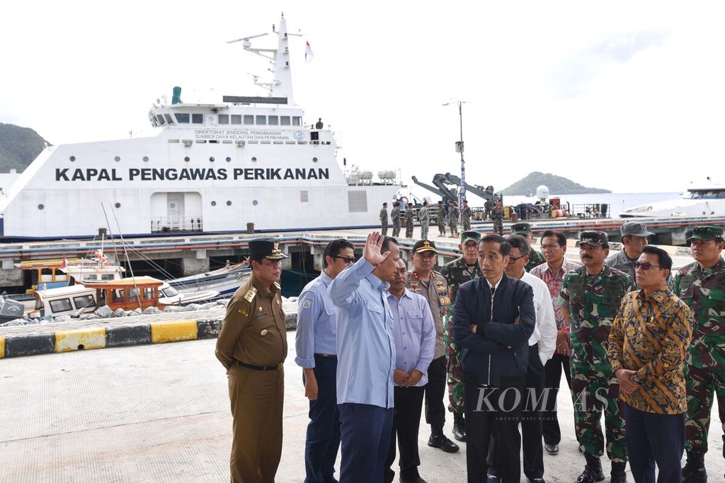 Menteri Kelautan dan Perikanan Edhy Prabowo memandu Presiden Joko Widodo bersama rombongan saat meninjau kapal pengawas perikanan di Sentra Kelautan Perikanan Terpadu di  Selat Lampa, Natuna, Kepulauan Riau, Rabu (8/1/2020). 