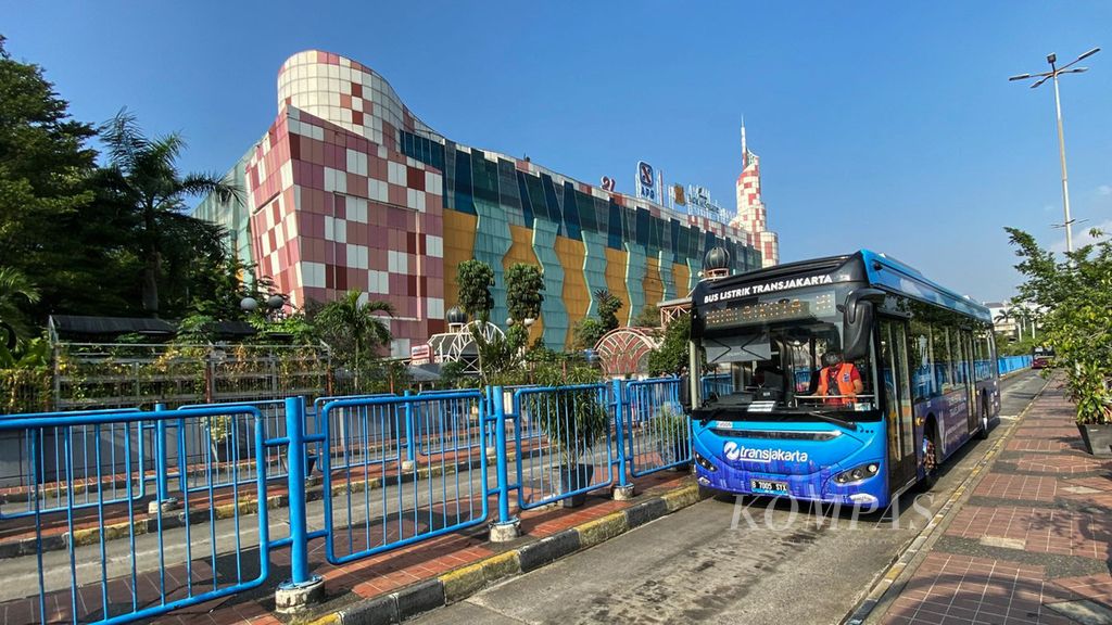 Bus Listrik Transjakarta X Higer Berpelanggan memasuki terminal Blok M, Jakarta, Jumat (17/9/2021). 
