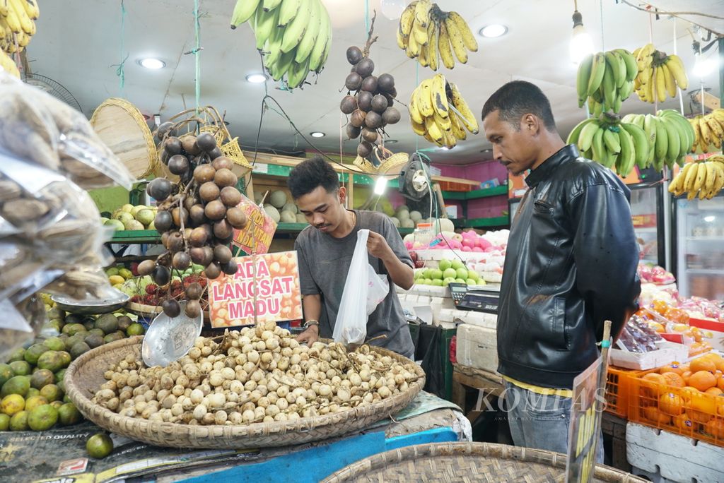 Pedagang buah melayani pembeli di bilangan Limba U Dua, Kota Gorontalo, Provinsi Gorontalo, Rabu (5/10/2022).