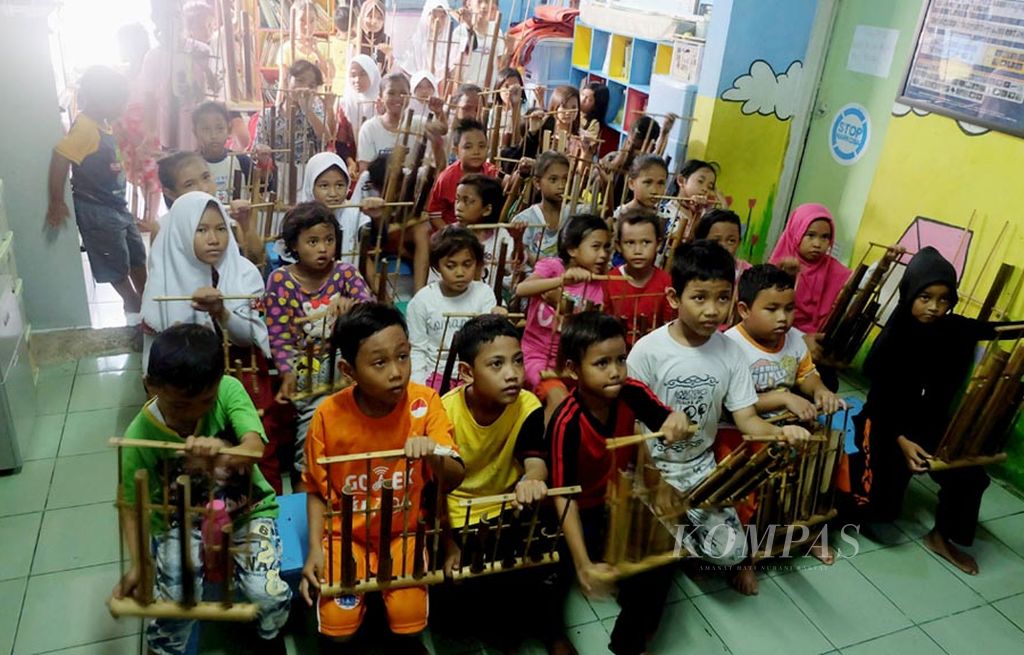Anak-anak usia sekolah dasar berlatih memainkan angklung di Sekolah-Sanggar SAJA di Jalan Petak Asem Baru Nomor 29 RT 007 RW 005 Penjaringan, Jakarta Utara, Kamis (14/9). SAJA menyediakan pendidikan gratis bagi anak dari warga kurang mampu di sekitarnya.