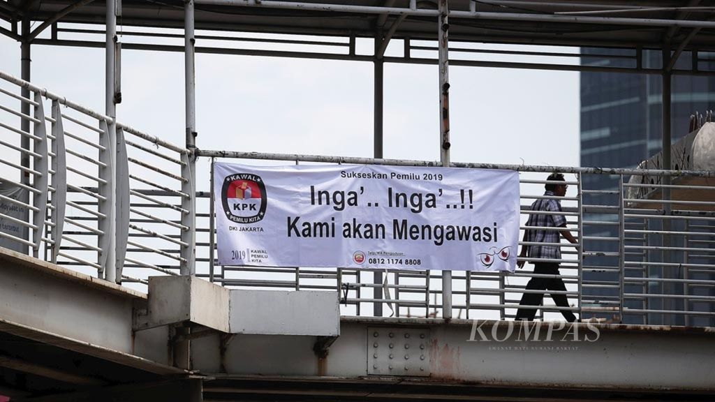 Spanduk tentang menyukseskan dan mengawasi pelaksanaan pemilu terpasang di jembatan penyeberangan orang di  Jalan HR Rasuna Said, Jakarta, Senin (4/3/2019). 