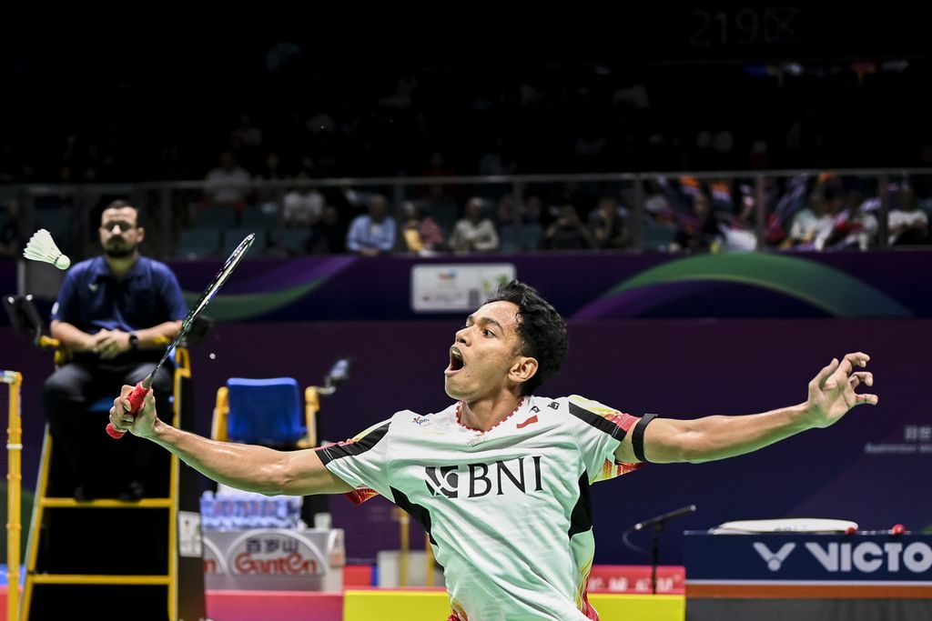Indonesian men's singles badminton player Chico Aura Dwi Wardoyo attempts to return the shuttlecock towards his opponent, Thai men's singles badminton player Nachakorn Pusri, in the qualifying round of the 2024 Thomas Cup group in the Chengdu Hi Tech Zone Sports Center Gymnasium, Chengdu, China, on Monday (29/4/2024).
