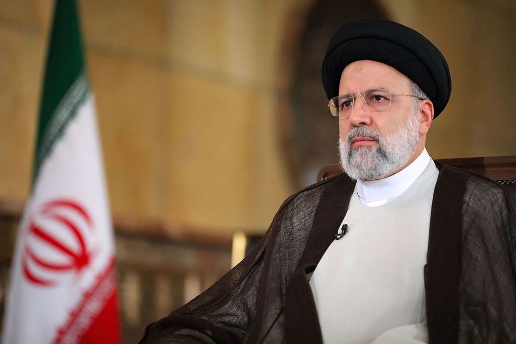 Presiden Iran Ebrahim Raisi berbicara dalam wawancara melalui televisi di Teheran, Iran, 28 September 2022. Ia dinyatakan tewas bersama Menteri Luar Negeri Iran Hossein Amir-Abdollahian dan pejabat Iran lainnya, Senin (20/5/2024), dalam kecelakaan helikopter di wilayah Provinsi Azerbaijan Timur, Iran timur laut. 