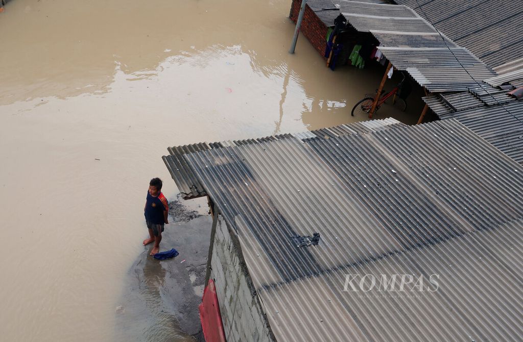 Permukiman warga tergenang banjir di kawasan utara, Kota Semarang, Jawa Tengah, Kamis (14/3/2024). Cuaca buruk dalam beberapa hari ini menyebabkan banjir hingga melumpuhkan fasilitas publik dan menggenangi permukiman warga.