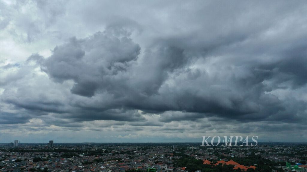 Mendung menyelimuti langit Jakarta, Jumat (19/11/2021). Peringatan Badan Meteorologi, Klimatologi, dan Geofisika akan adanya fenomena La Nina pada musim hujan tahun ini seharusnya meningkatkan kewaspadaan dan kesiapsiagaan semua pihak menghadapi bencana alam yang mungkin terjadi.