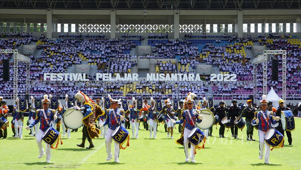 Penutupan Festival Pelajar Nusantara 2022, di Stadion Manahan, Kota Surakarta, Jawa Tengah, Senin (31/10/2022). Gelaran itu diadakan untuk memperingati Hari Sumpah Pemuda. Semangat persatuan digemakan lewat berbagai kegiatannya.