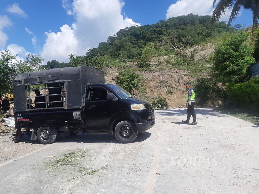 Longsor menutup badan jalan Timor Raya, tepatnya di Kelurahan Takari, Kabupaten Kupang, Nusa Tenggara Timur, pada Sabtu (18/2/2023). Jalan tersebut menghubungkan semua kabupaten di Pulau Timor, termasuk akses darat dari Kota Kupang ke Dili, ibu kota negara Timor Leste.
