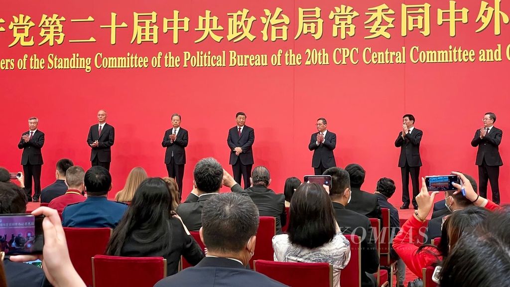 Sekretaris Jenderal Partai Komunis China Xi Jinping memperkenalkan enam anggota Komite Tetap Politbiro kepada wartawan, Minggu (23/10/2022), di Golden Hall, Balai Agung Rakyat, Beijing, China.