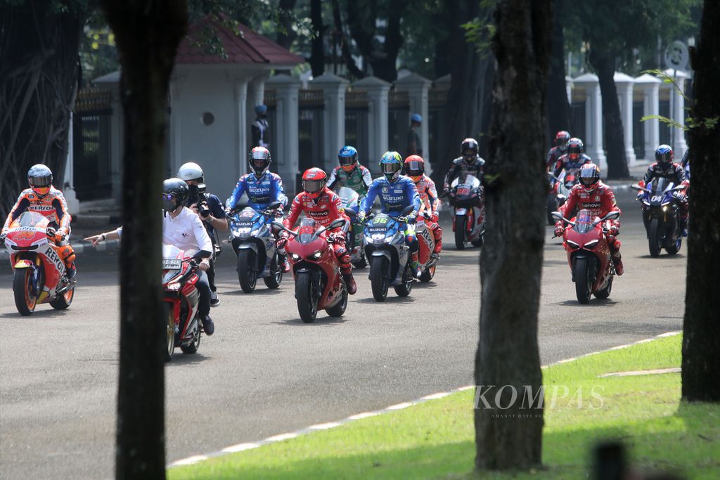 Para pebalap MotoGP bersiap mengikuti parade pebalap di depan Istana Merdeka, Jakarta, Rabu (16/3/2022). Parade tersebut digelar untuk menyambut dan memeriahkan gelaran MotoGP yang akan digelar di Sirkuit Internasional Jalan Raya Pertamina Mandalika, Lombok, 18-20 Maret 2022. 