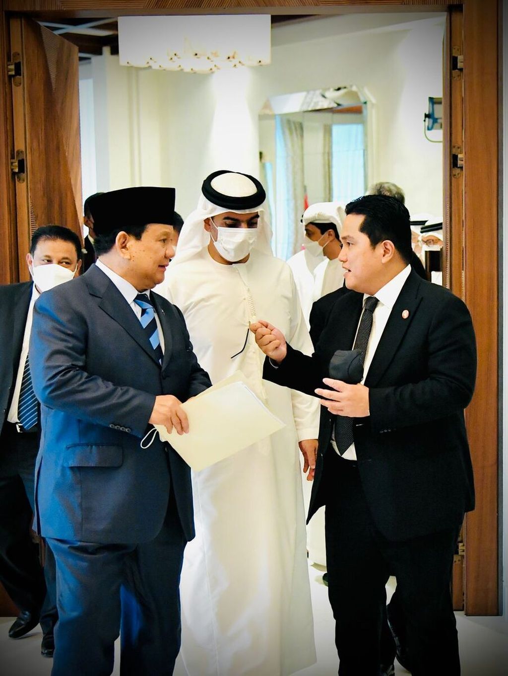 Menteri Pertahanan Prabowo Subianto dan Menteri Badan Usaha Milik Negara Erick Thohir dalam pertemuan bilateral antara delegasi Indonesia dan delegasi Uni Emirat Arab (UEA) di Istana Al Shatie, Jumat, (1/7/2022).