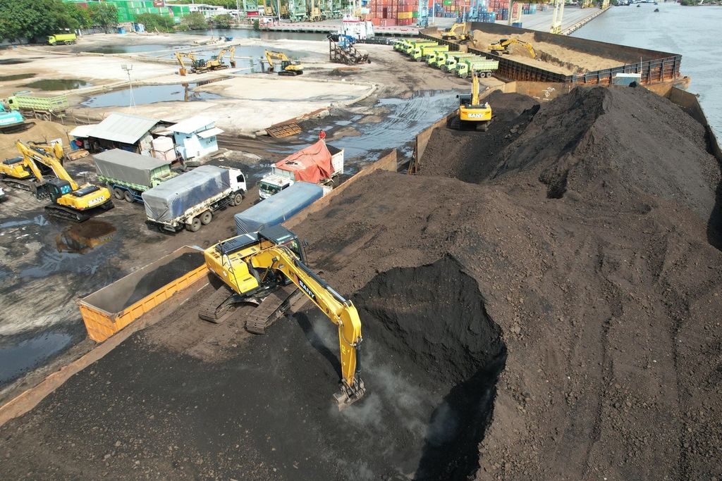 Batubara asal Kalimantan yang baru tiba dibongkar di Pelabuhan Tanjung Priok, Jakarta, 4  Agustus 022. Kementerian ESDM menetapkan target produksi batubara nasional sebanyak 663 juta ton  sepanjang tahun 2022. 