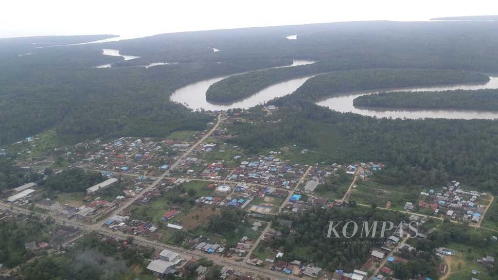 Bintuni, ibu kota Kabupaten Teluk Bintuni, Papua Barat, difoto dari pesawat pada Jumat (30/8/2019).