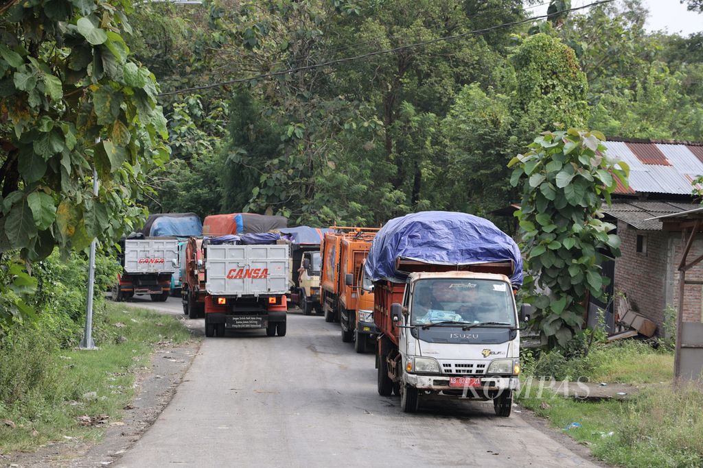 Truk pengangkut sampah antre menuju TPST Piyungan di Kecamatan Piyungan, Bantul, DIY, Kamis (12/5/2022). 
