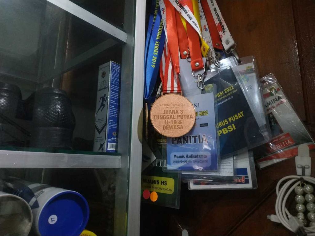 Salah satu medali bukti prestasi Syabda Perkasa Belawa tergantung di rumahnya, Senin (20/3/2023).