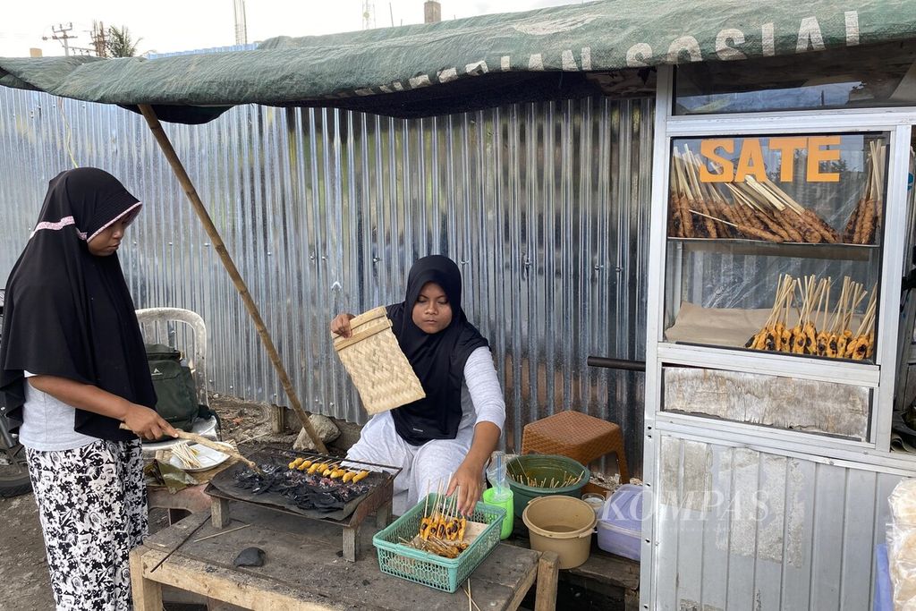 Para pedagang menyiapkan sate Ikan Tanjung, kuliner khas di Lombok Utara, Nusa Tenggara Barat, seperti terlihat di kawasan Pemenang, Jumat (29/12/2023). 
