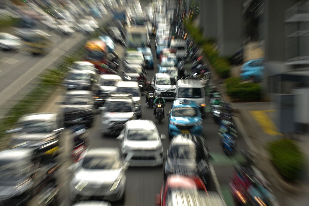 Traffic jam on Jalan Gatot Subroto, South Jakarta, during working hours, Monday (9/1/2023).