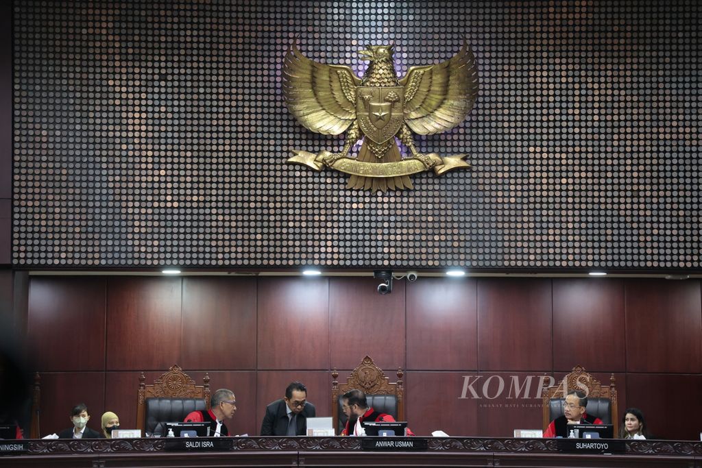 Hakim konstitusi bersidang perkara terkait uji konstitusional sistem pemilu proporsional terbuka dengan nomor perkara 114/PUU-XX/2022 di Mahkamah Konstitusi, Jakarta, Kamis (15/6/2023). 