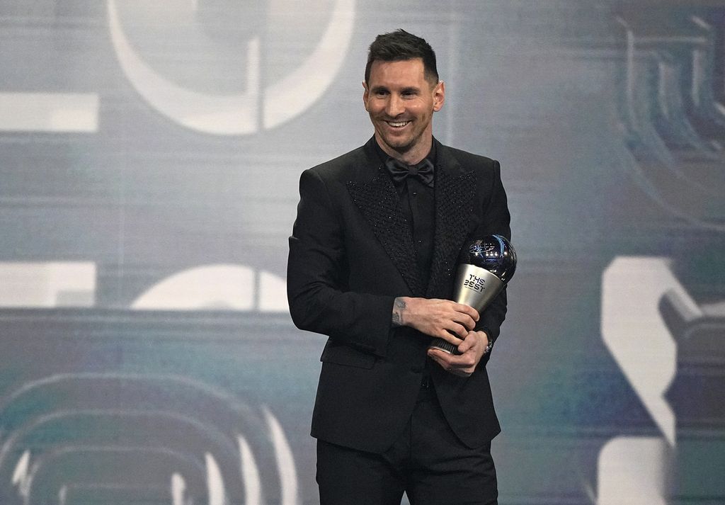 Penyerang tim nasional Argentina, Lionel Messi, menerima penghargaan sebagai pemain terbaik dunia FIFA dalam seremoni di Paris, Perancis, Selasa (28/2/2023) dini hari WIB.
