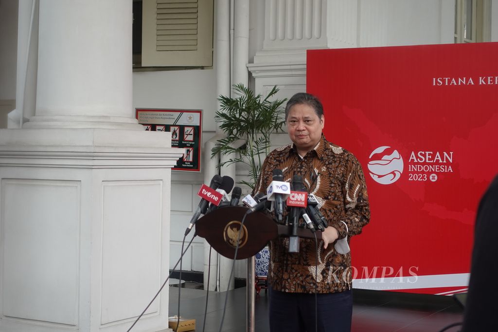 Minister of Economic Affairs Coordination Airlangga Hartarto gave a press statement at the Presidential Palace Complex in Jakarta, Thursday (13/7/2023).