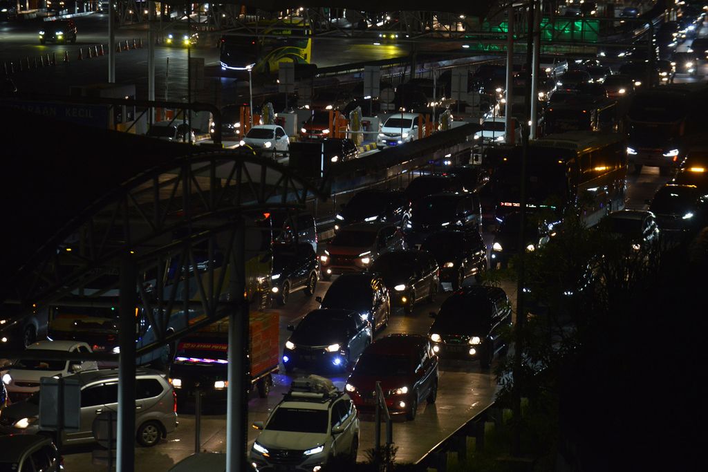 Density of vehicles lining up to pay at the Cikampek Utama 2 Toll Gate, Karawang, West Java, Sunday (30/4/2023). More than 45 thousand vehicles entered Jakarta that day. The accumulated number of vehicles on the return flow of Idul Fitri in the last week was recorded at 505,429 units.