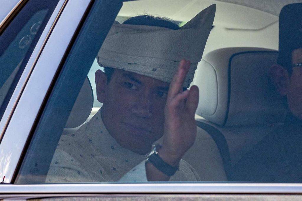 Pangeran Brunei, Pangeran Abdul Mateen, melambaikan tangan dari dalam mobil saat meninggalkan Masjid Sultan Omar Ali Saefuddien di Bandar Seri Begawan, Brunei Darussalam, seusai akad pernikahannya dengan Anisha Rosnah, Kamis (11/1/2024). 