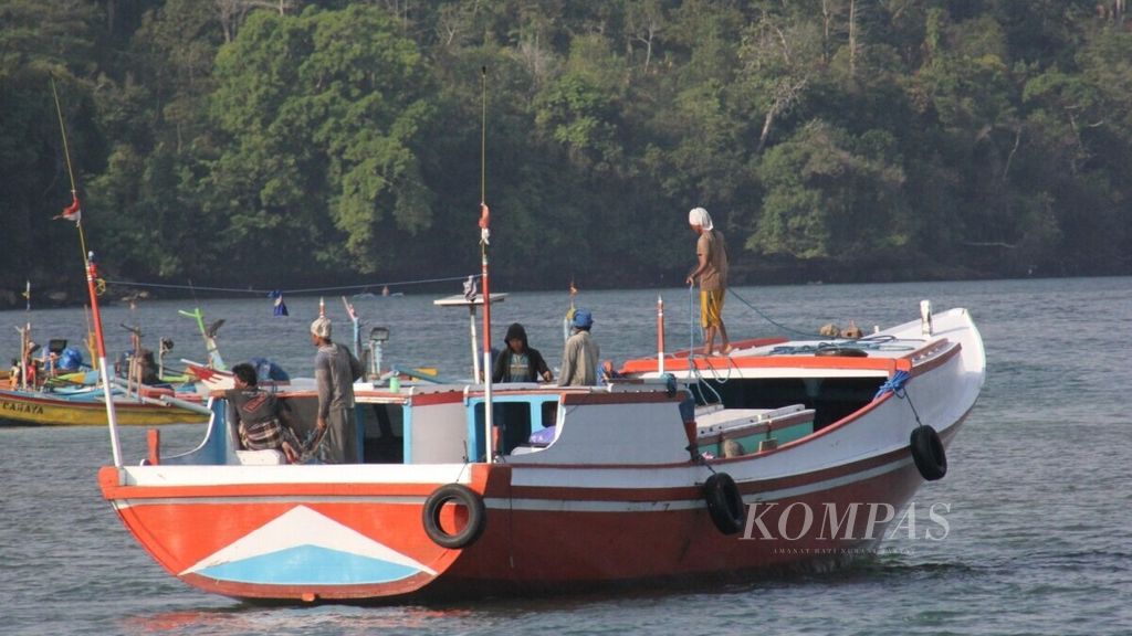 Nelayan Pantai Sendangbiru di Kecamatan Sumbermanjing Wetan, Kabupaten Malang, Jawa Timur, tengah bersiap melaut, beberapa waktu lalu. Saat ini, angin kencang membuat sebagian besar nelayan setempat tidak berani melaut.