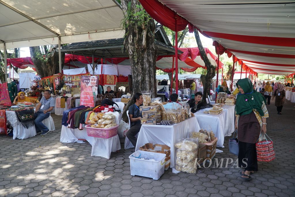 Suasana di stan pakaian dan produk UMKM dalam Bazar Ramadhan yang diadakan Dinas Perindustrian dan Perdagangan Sumatera Barat (Sumbar) di pelataran parkir kantor gubernur Sumbar, Kota Padang, Sumbar, Selasa (11/4/2023). Bazar yang digelar pada 11-14 April ini diikuti 200 peserta yang menjual produk UMKM, pakaian, bahan pokok, dan sebagainya. Bazar diharapkan bisa menekan laju inflasi di Sumbar.