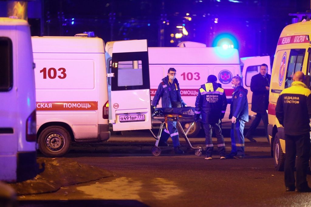 Petugas medis mengangkut jenazah korban penembakan ke dalam ambulans yang menunggu di area Crocus City Hall di tepi barat Moskwa, Rusia, pada Sabtu (23/3/2024). 
