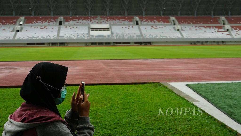 Seorang pengunjung Stadion Gelora Sriwijaya Jakabaring, Palembang, sedang mendokumentasikan lapangan yang telah direnovasi, Jumat (11/11/2022). Stadion berkapasitas 23.000 penonton ini akan menjadi salah satu tempat penyelenggaraan Piala Dunia U-20 FIFA tahun 2023. 