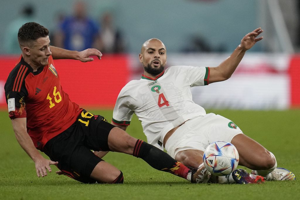 Gelandang bertahan andalan Maroko, Sofyan Amrabat (kanan), saat berlaga melawan Belgia di Stadion Al Thumama, Doha, Qatar, Minggu (27/11/2022).