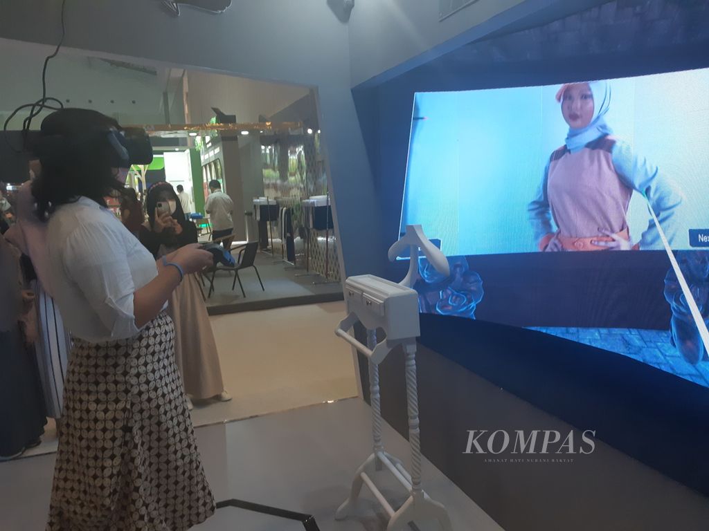 Pengujung Jakarta Muslim Fashion Week (JMFW) 202 di ICE BSD Tangerang, Sabtu (22/10/2022), menikmati peragaan busana muslim rancangaan siswa dan mahasiswa pendidikan vokasi secara digital lewat virtual reality di booth Direktorat Jenderal Pendidikan Vokasi, Kemedibudristek.