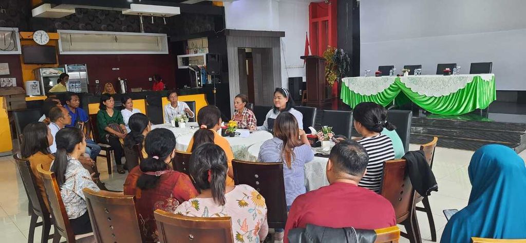 Pertemuan perwakilan dari 1.345 guru honorer Nusa Tenggara Timur yang lulus <i>passing grade</i> tahun 2021 dengan anggota Komisi X DPR Anita Gah di Kupang, Sabtu (25/2/2023). 