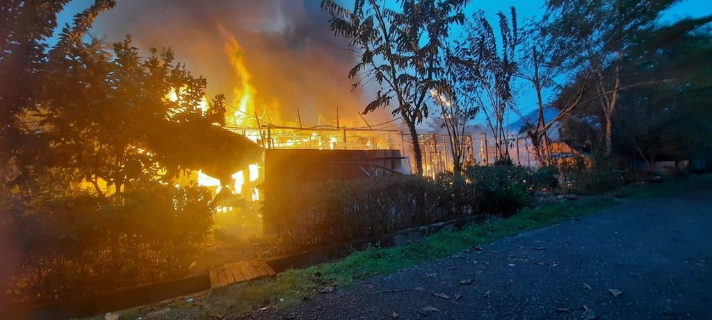 Salah satu rumah dinas pegawai Pemerintah Kabupaten Yalimo, Papua, yang terbakar pada Sabtu (31/7/2021). Pelayanan publik di Yalimo tidak berjalan normal akibat konflik pilkada sebulan terakhir.