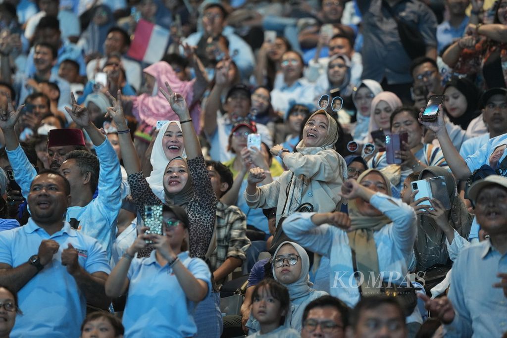 Pendukung capres-cawapres nomor urut 2, Prabowo Subianto-Gibran Rakabuming Raka, memeriahkan pidato kemenangan di Istora Senayan, Jakarta, Rabu (14/2/2024). 