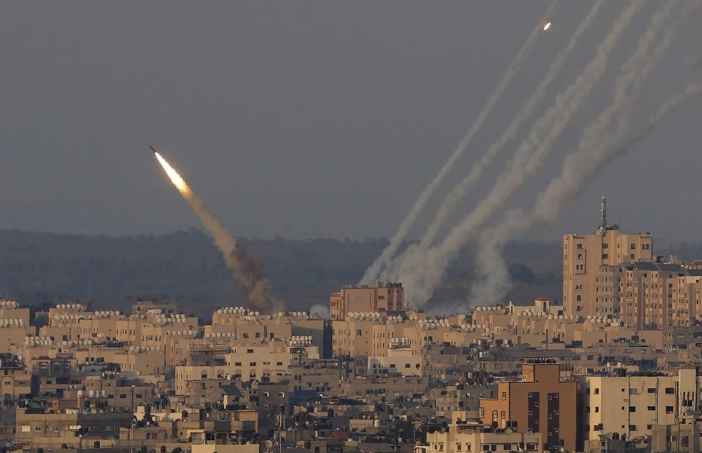 Beberapa roket diluncurkan oleh Kelompok Jihad Islam dari Jalur Gaza, Minggu (7/8/2022). 
