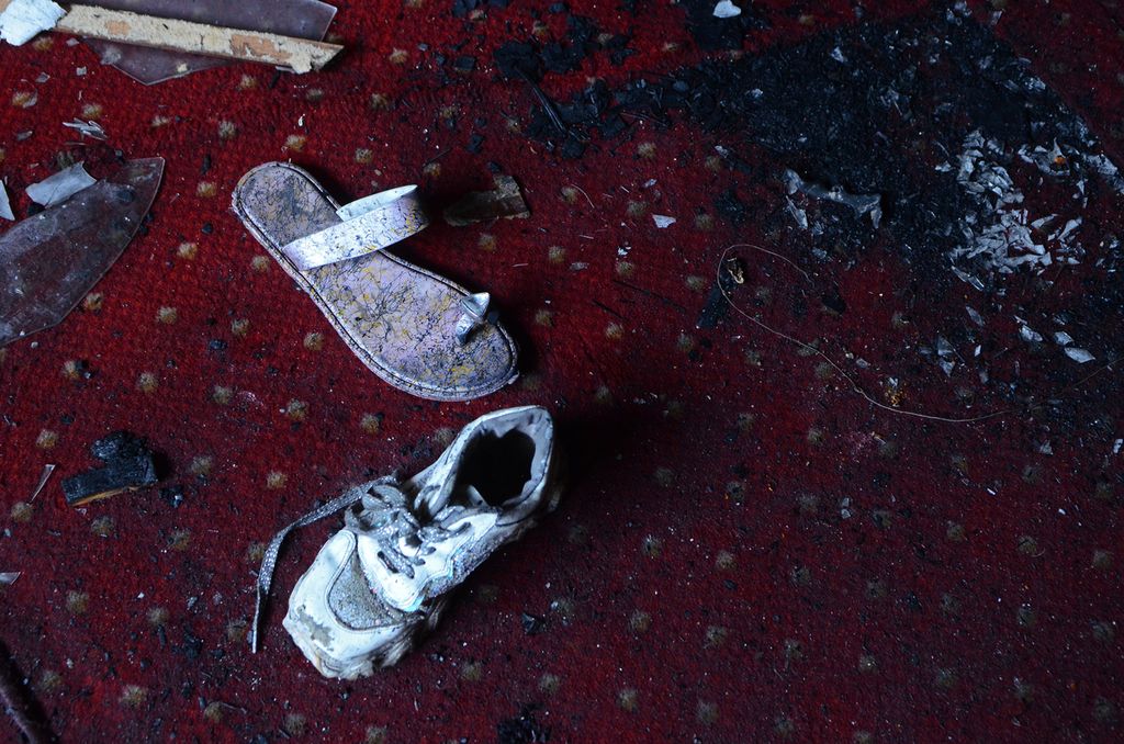 Sepatu dan sandal korban tertinggal di lokasi kebakaran di Gereja Kristen Koptik Abu Sefein di Imbaba, Giza pada Minggu (14/8/2022). 