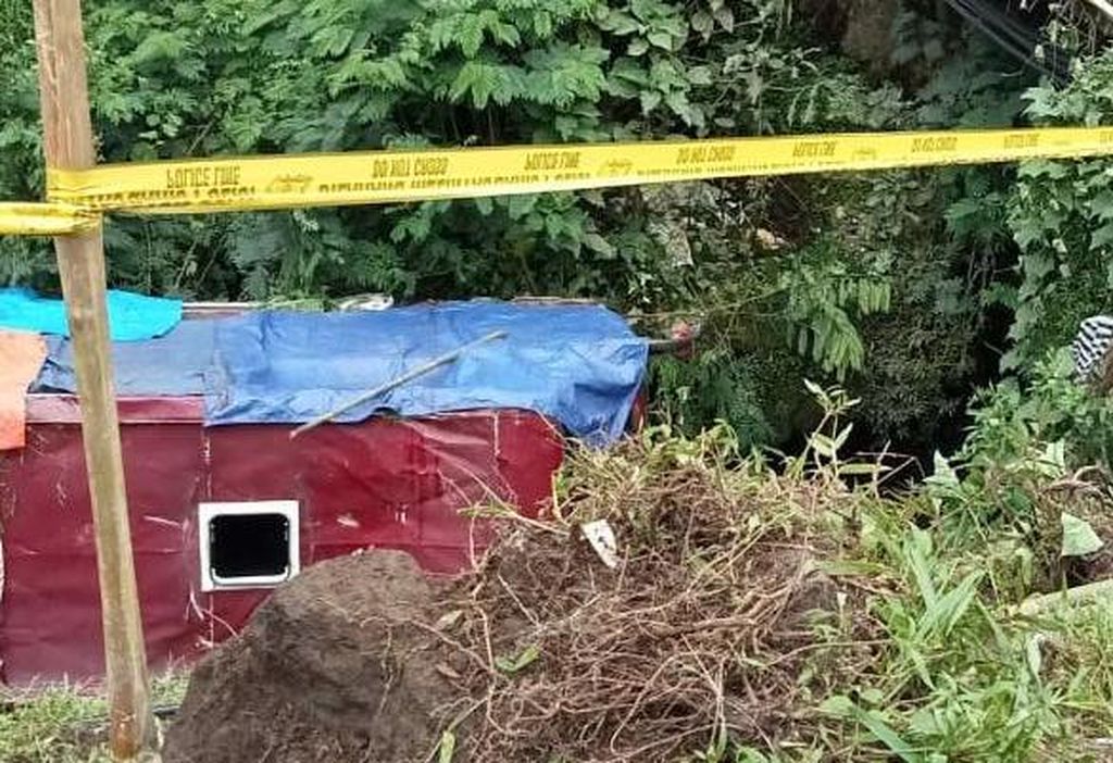 Kondisi bus rombongan peziarah yang terjun ke sungai di kawasan Guci, Kecamatan Bumijawa, Kabupaten Tegal, Jawa Tengah, Minggu (7/5/2023). Dalam kejadian itu, dua orang tewas dan puluhan orang lainnya luka-luka.