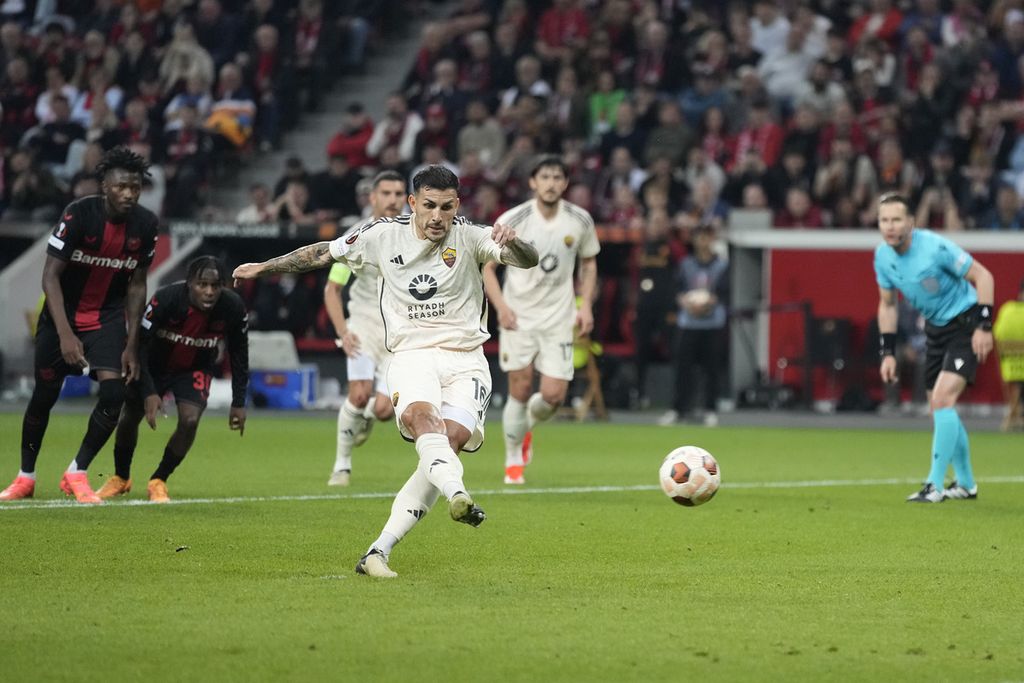 Pemain AS Roma Leandro Paredes mencetak gol dari titik penalti pada pertandingan semifinal kedua Liga Europa antara Bayer Leverkusen dan AS Roma di Stadion BayArena, Leverkusen, Jerman, Jumat (10/5/2024) dini hari WIB. 