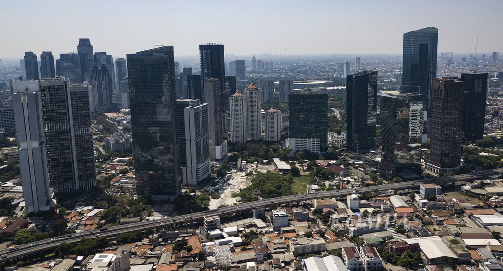 Foto aerial gedung pencakar langit di kawasan Kuningan, Jakarta Selatan, Rabu (20/12/2023).  