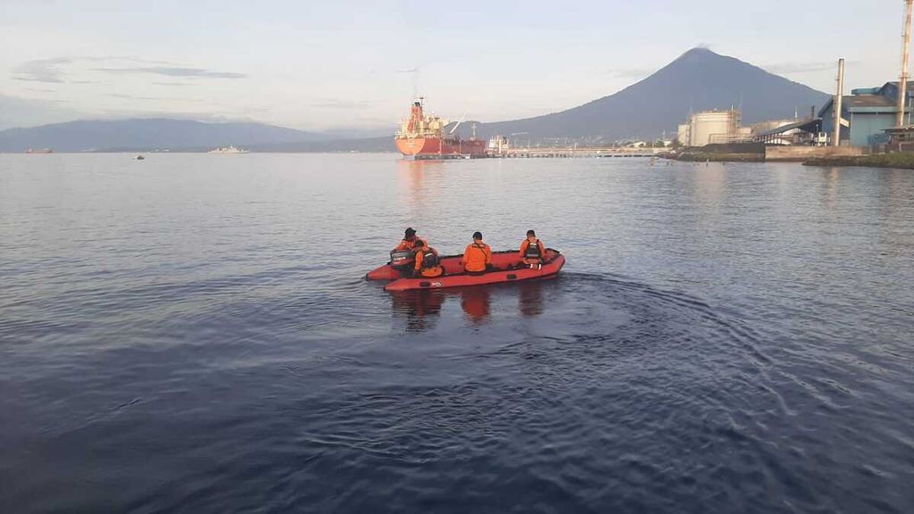 Personel Kantor SAR Manado mencari jenazah Ilham Tampilang (7 bulan) yang hilang di perairan Selat Lembeh, Bitung, Sulawesi Utara, Rabu (9/3/2022).