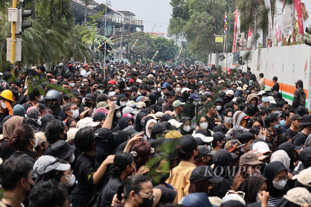 Pengunjuk rasa dari sejumlah elemen menggelar aksi demonstrasi di Jalan Malioboro, Yogyakarta, Kamis (22/8/2024). 