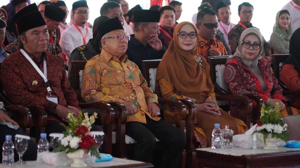 Wakil Presiden Ma'ruf Amin menghadiri Acara Silaturahmi Idul Fitri 1445 Hijriah Komite Daerah Ekonomi dan Keuangan Syariah (KDEKS) Provinsi Banten di Pondok Pesantren Annawawi Tanara, Serang, Banten, Sabtu (4/5/2024).