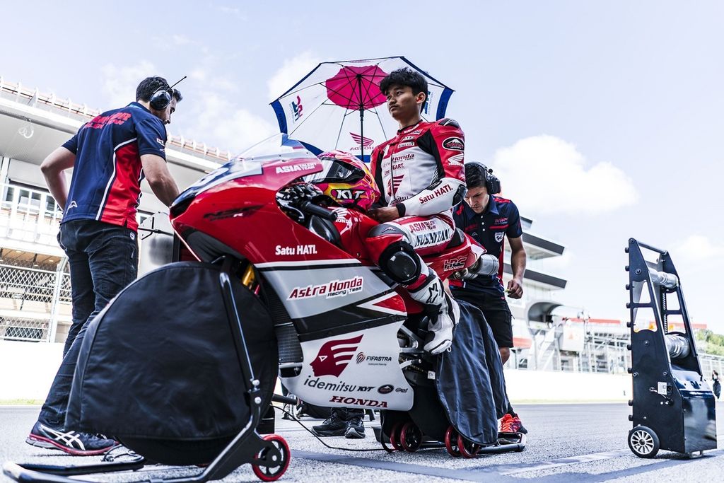 Pebalap binaan Astra Honda Motor, Fadillah Arbi Aditama, yang berkompetisi di ajang JuniorGP, bersiap tampil dalam balapan Grand Prix Moto3 seri Catalunya, 24-26 Mei 2024. 