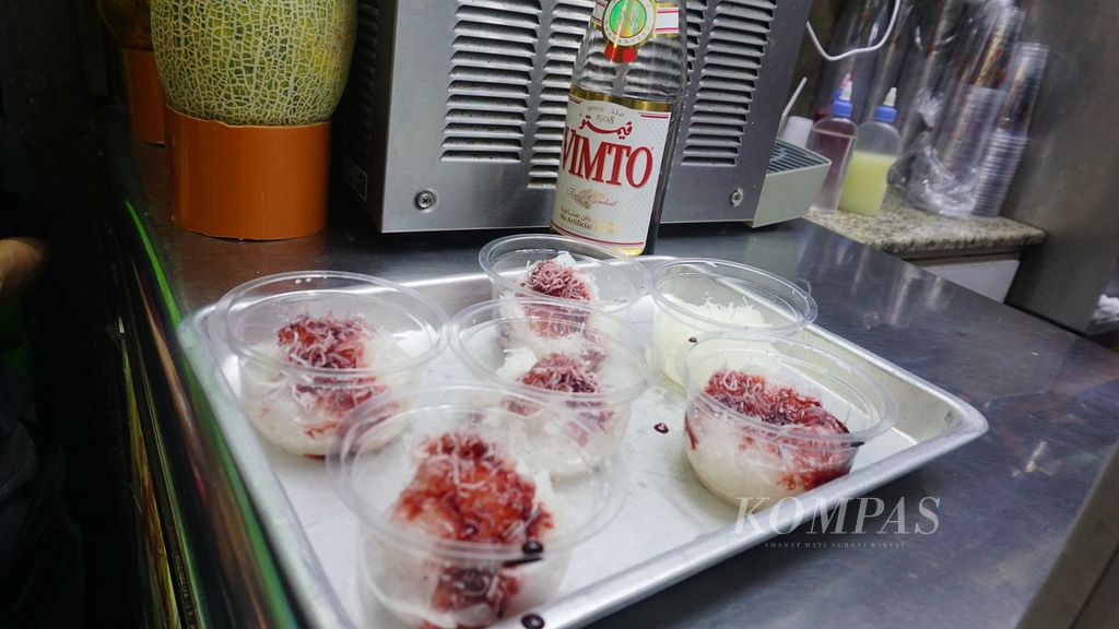 Faludeh, a popular snack during breaking the fast, is said to be going viral in the Middle East region. Faludeh made from rice noodles, shaved ice, and Vimto syrup is sold at a shop in Diera Souk (Diera Market), Dubai, United Arab Emirates, on Wednesday (20/3/2024).