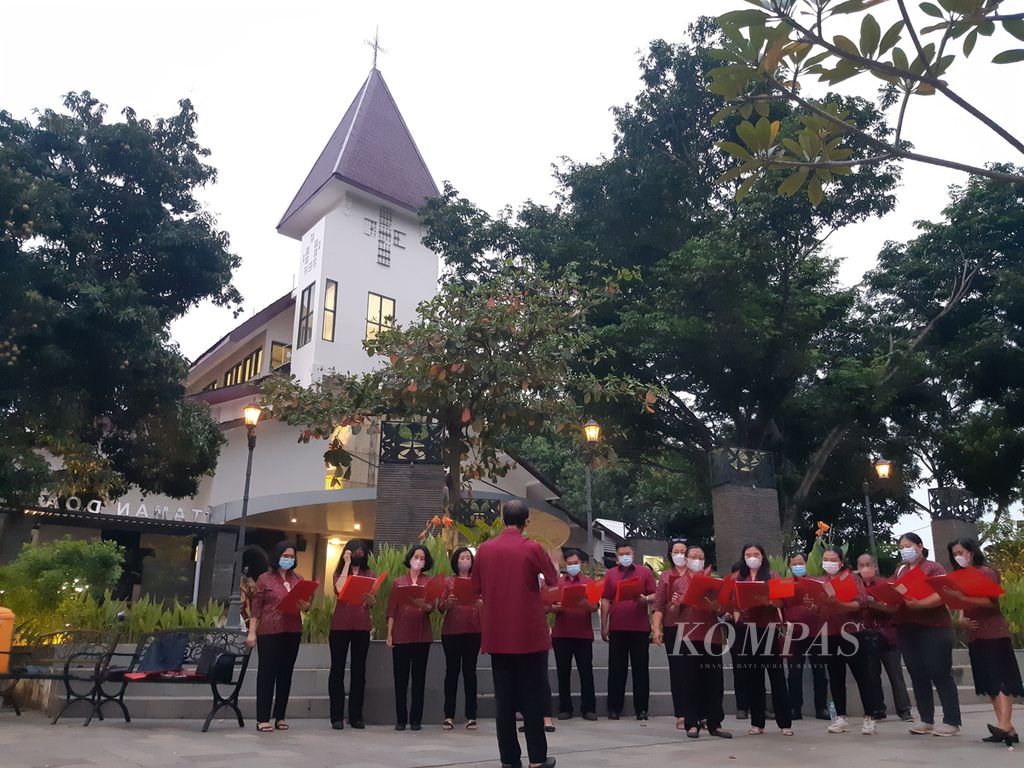 Kelompok paduan suara bersiap tampil di Gereja Paroki Bunda Maria, Kota Cirebon, Jawa Barat, Sabtu (24/12/2022).