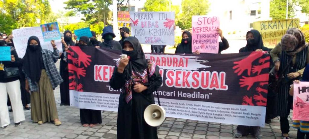 Para aktivis perempuan menggelar aksi di halaman gedung Dewan Perwakilan Rakyat Aceh, Banda Aceh, Kamis (23/12/2021), mendesak pemerintah serius melindungi anak-anak dari korban kekerasan seksual